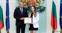 Nurgül Salimova Devlet Başkanı'nın Onursal Plaketini aldı